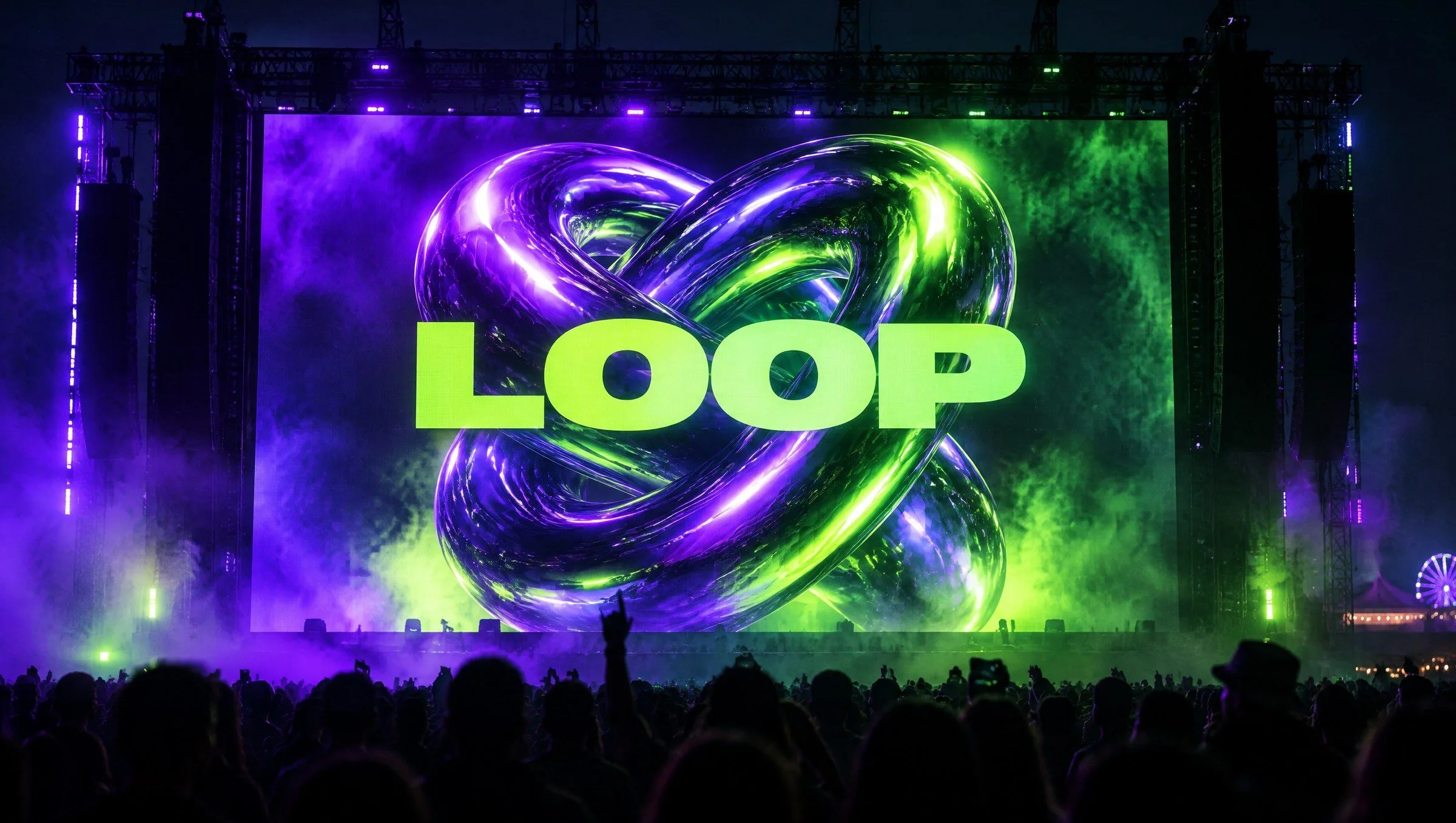 Een groot ledscherm op een nachtelijk festival met de chromen knoop en het woord LOOP, publiek als silhouet.