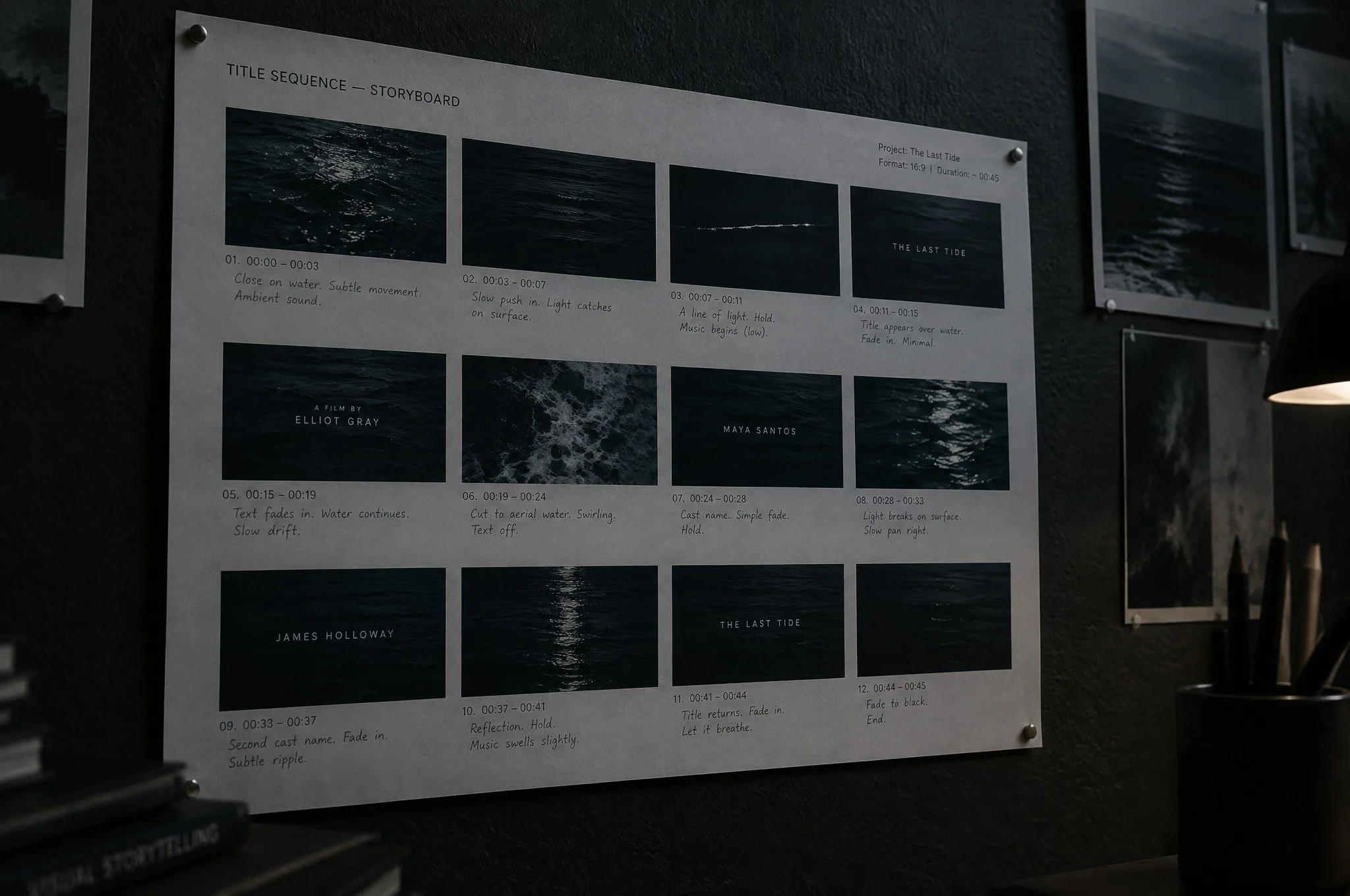 Een geprint storyboard van twaalf frames met tijdcodes, gepind aan een donkere muur.