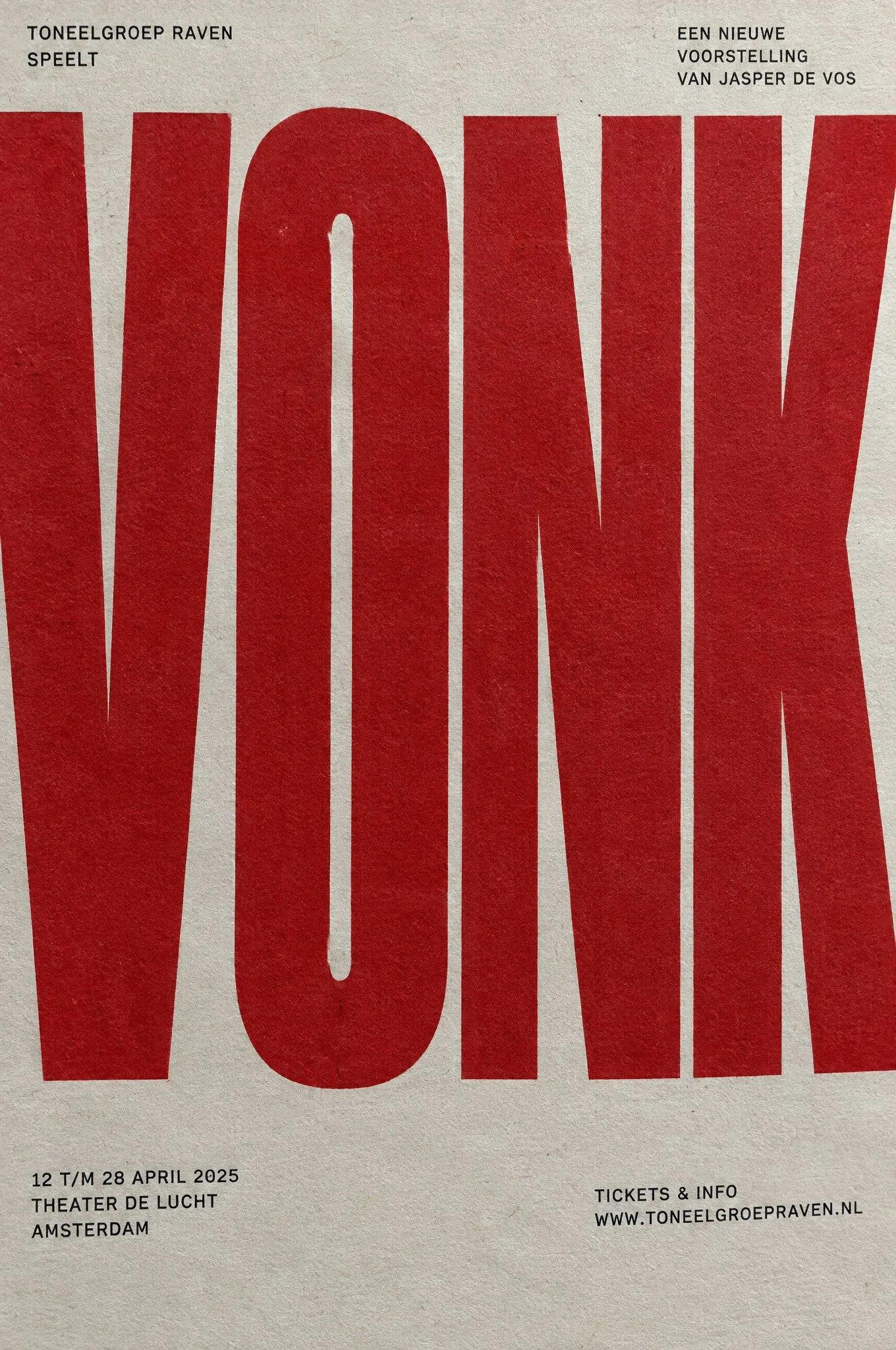 Close-up van het affiche VONK op ongestreken papier, met kleine zwarte tekstregels.
