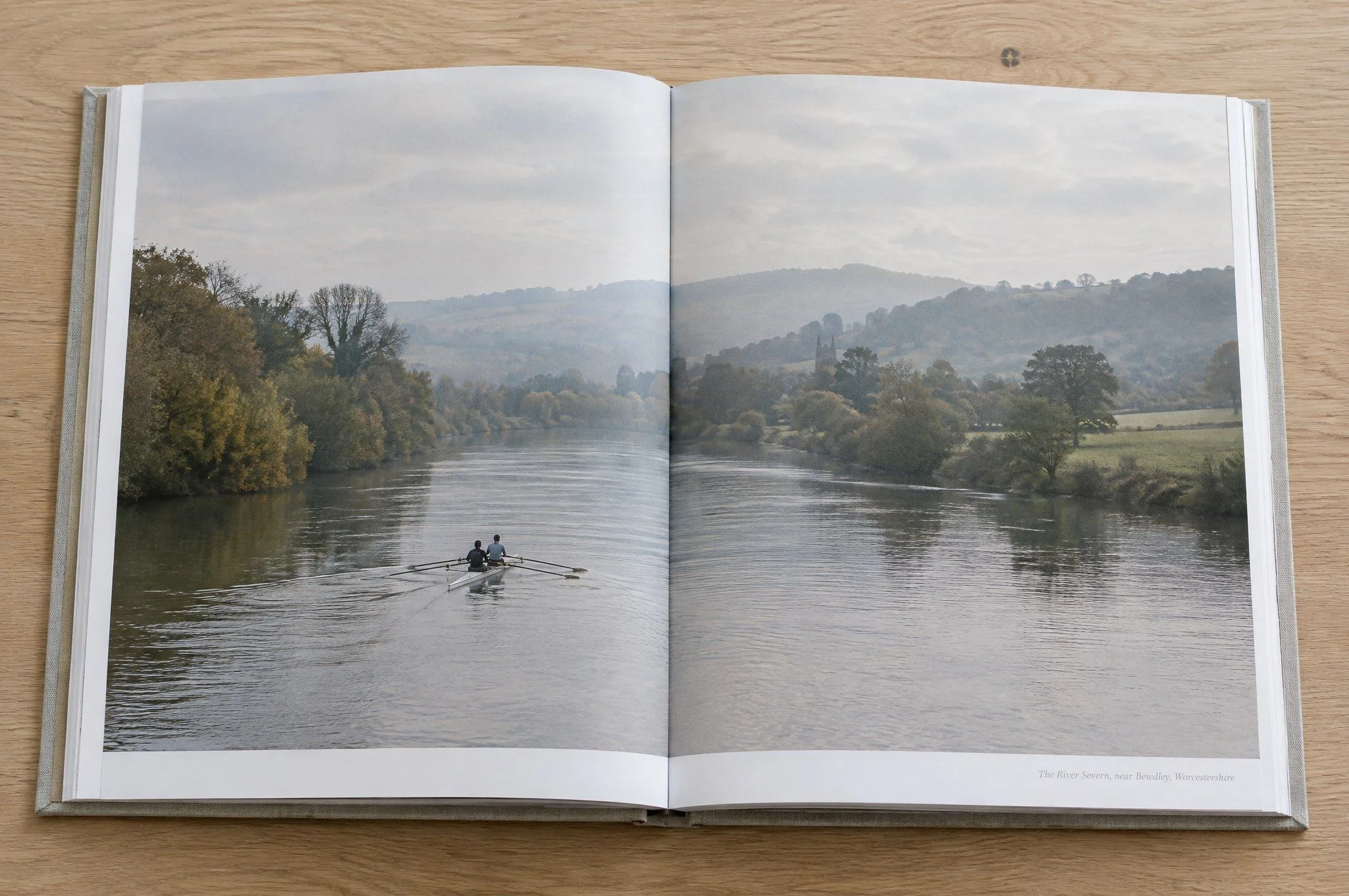 Tussen twee oevers — Een fotoboek over een rivier